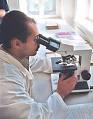мужчина с микроскопом