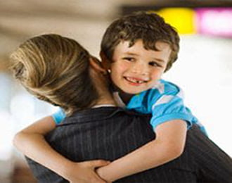 мальчик на руках у мамы