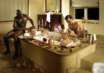 женщина в ванной с двумя мужчинами