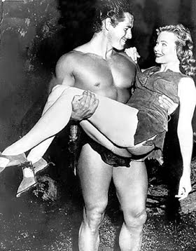 женщина на руках у мужчины